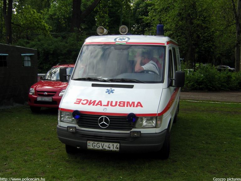 Mercedes-Benz Sprinter 214, Budapest, Országos Mentõszolgálat, fotó: Gzozzo pictures
Keywords: OMSZ mentő magyar magyarország mentőautó GGV-414