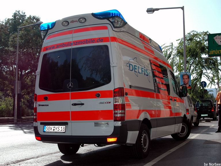 Mercedes-Benz Sprinter II 315 CDI, a Szemem Fénye Alapítvány tervezett autója, fotó: Norbee
Keywords: mentő magyar Magyarország mentőautó