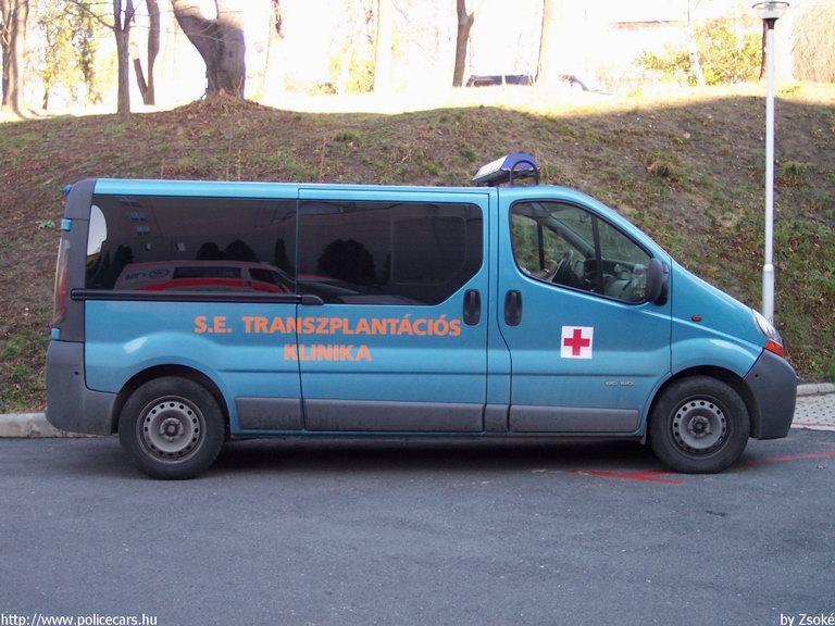 Renault Trafic, Semmelweis Egyetem Transzplantációs Klinika, fotó: Zsoké
Keywords: mentő magyar Magyarország mentőautó ITD-884