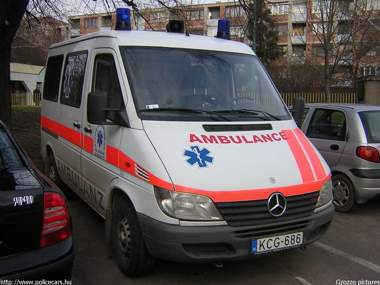 Mercedes-Benz Sprinter, Dunaújváros, Magyari Betegszállító és Szolgáltató Kft., fotó: Gzozzo pictures
Keywords: mentő magyar magyarország mentőautó KCG-686