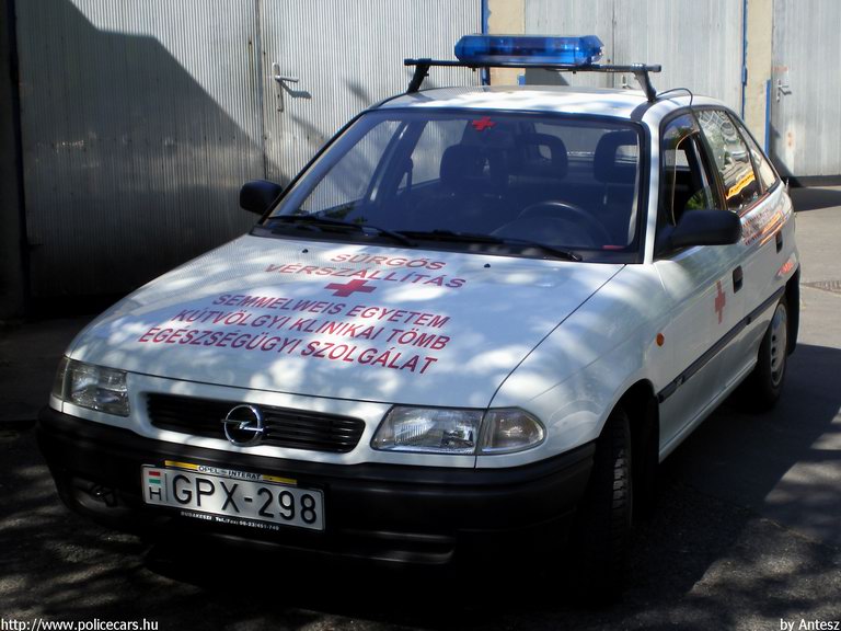 Opel Astra, Budapest, vérszállítás, Semmelweis Egyetem, fotó: Antesz
Keywords: mentő magyar Magyarország mentőautó GPX-298
