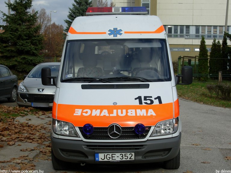 Mercedes Sprinter, Vác, Országos Mentõszolgálat, fotó: dénes
Keywords: mentő magyar magyarország mentőautó OMSZ JGE-352