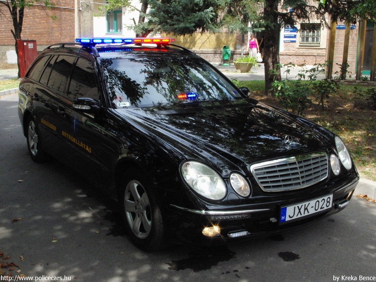 Mercedes-Benz E, Pécs, Koraszülött Mentõszolgálat, fotó: Kreka Bence
Keywords: mentő mentőautó magyar Magyarország JXK-028