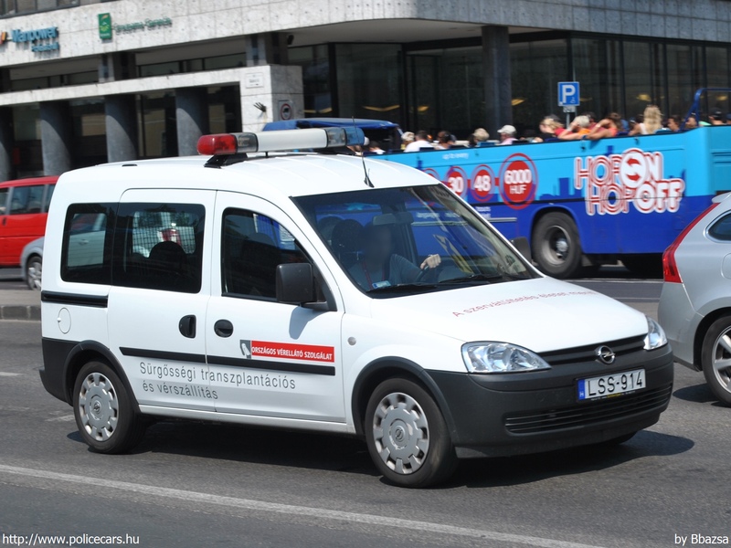 Opel Combo, Országos Vérellátó Szolgálat, vérszállítás, fotó: Bbazsa
Keywords: mentő mentőautó magyar Magyarország LSS-914 ambulance hungarian Hungary