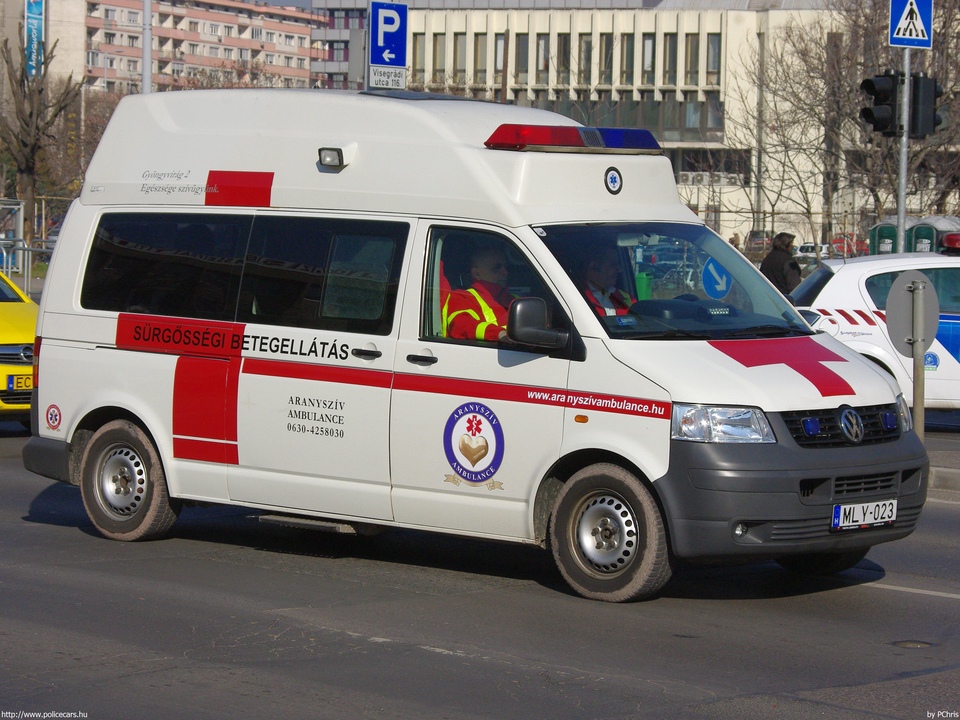Volkswagen Transporter T5, Aranyszív Ambulance Kft., fotó: PChris
Keywords: mentő mentőautó magyar Magyarország MLY-023 ambulance hungarian Hungary