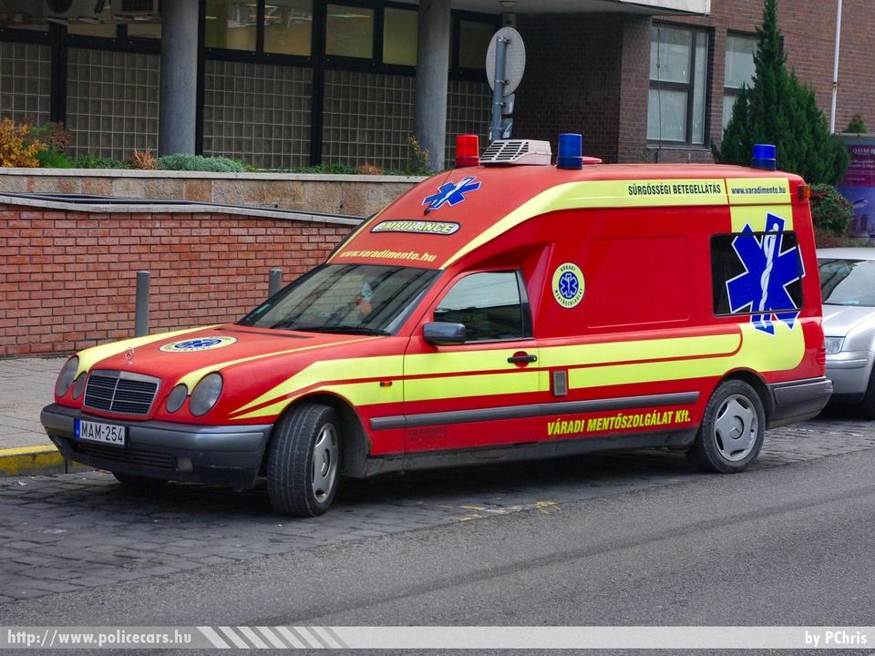 Mercedes-Benz E, Váradi Mentõszolgálat Kft., fotó: PChris
Keywords: magyar Magyarország mentő mentőautó MAM-254 Hungary hungarian ambulance