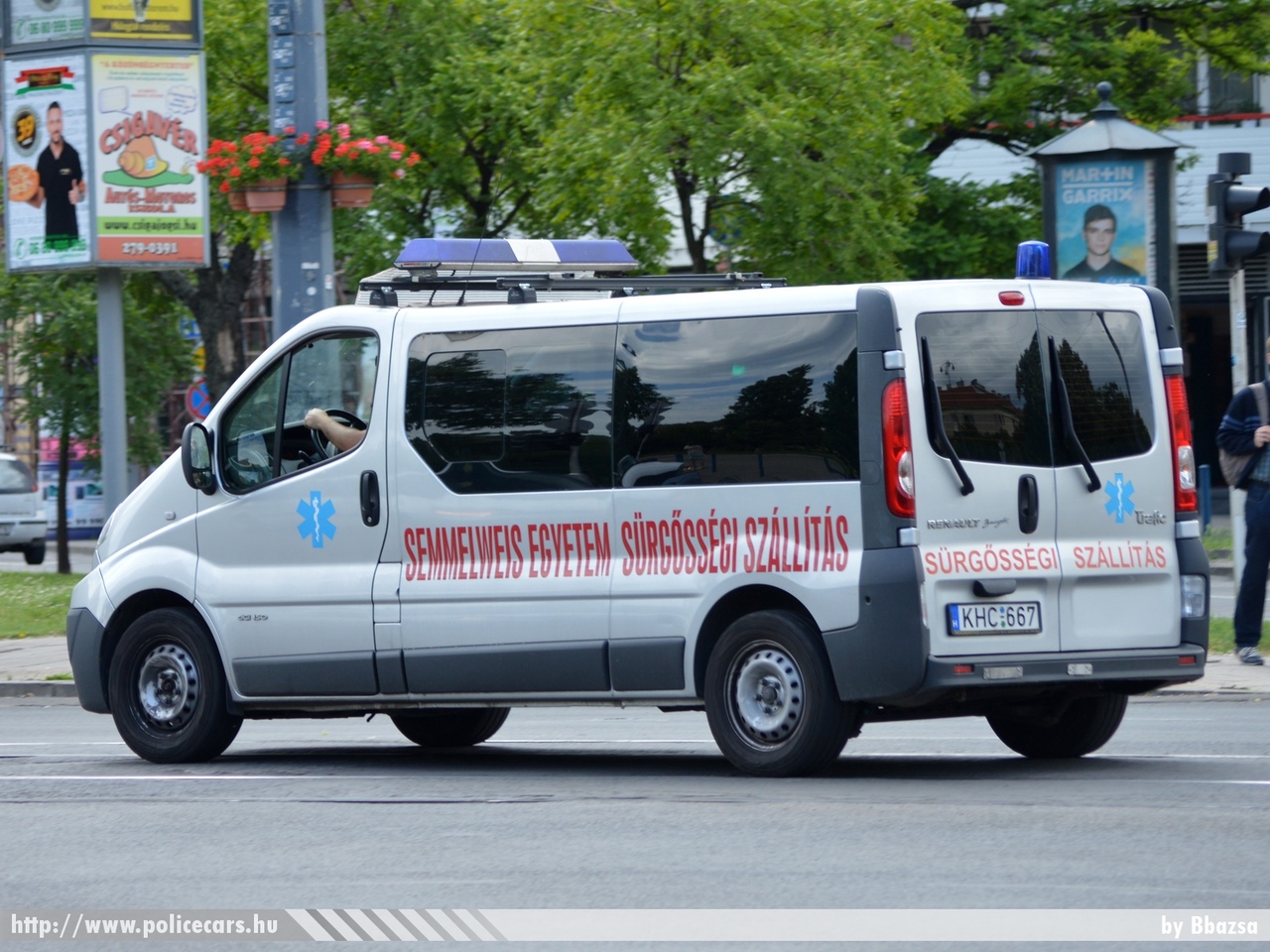 Renault Trafic, Semmelweis Egyetem Transzplantációs Klinika, fotó: Bbazsa
Keywords: magyar Magyarország mentő mentőautó Hungary hungarian ambulance KHC-667