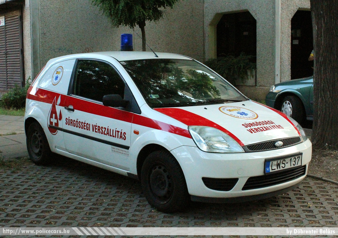 Ford Fiesta, vérszállítás, Samaritanus Mentõszolgálat, fotó: Döbrentei Balázs
Keywords: magyar Magyarország mentő mentőautó Hungary hungarian ambulance LWS-137