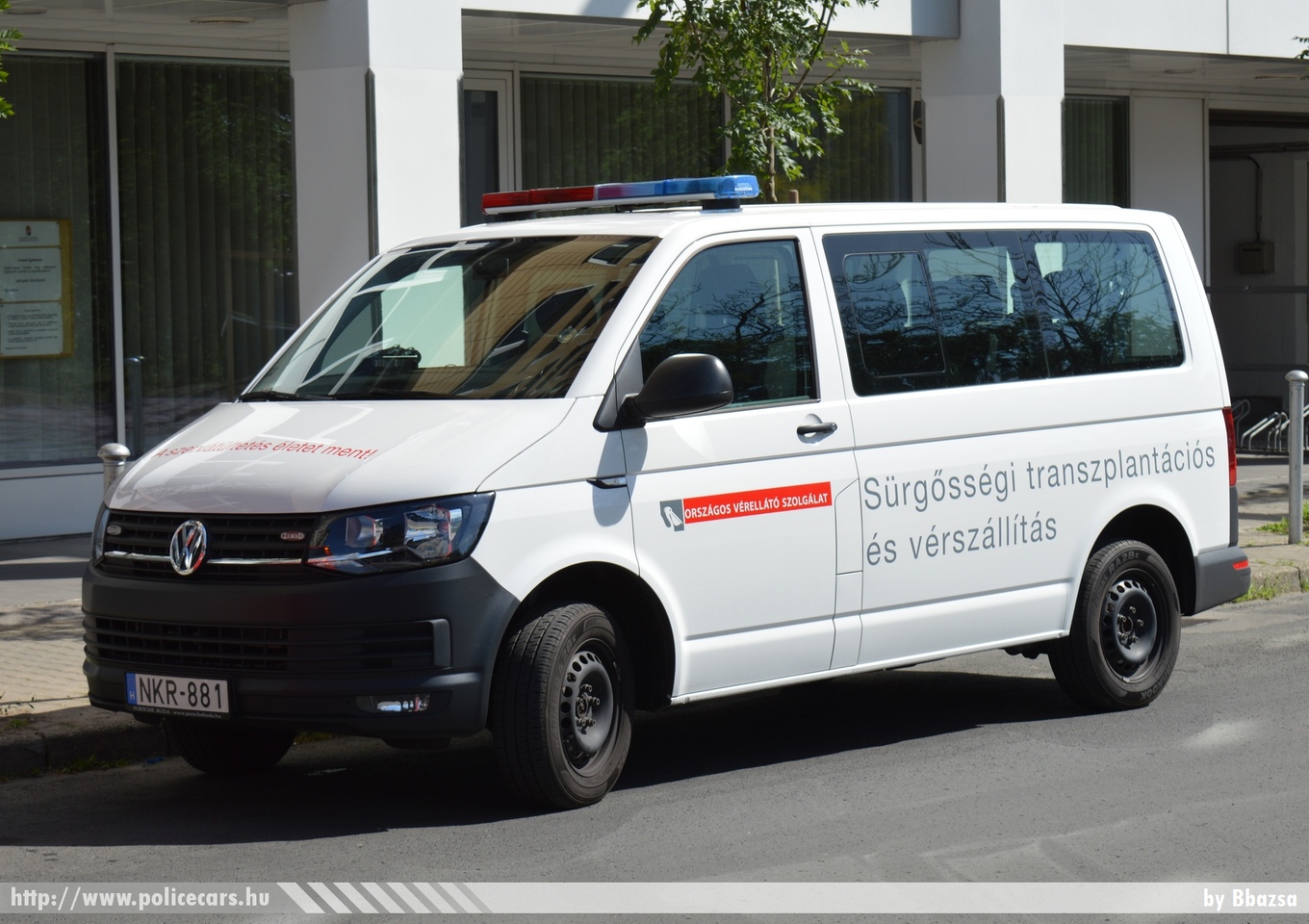 Volkswagen Transporter T6, Országos Vérellátó Szolgálat, vérszállítás, fotó: Bbazsa
Keywords: magyar Magyarország mentő mentőautó Hungary hungarian ambulance NKR-881