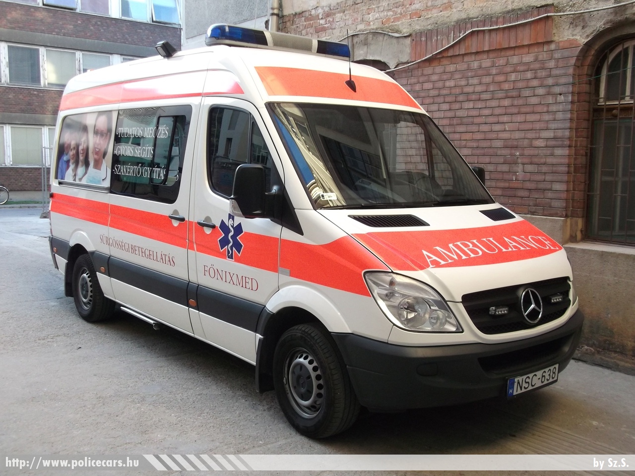 Mercedes Sprinter II 315 CDI, Fõnix-MED Zrt., fotó: Sz.S.
Keywords: magyar Magyarország mentő mentőautó Hungary hungarian ambulance NSC-638