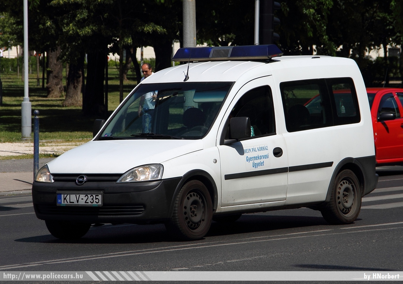 Opel Combo, Budapest, Gyermekorvosi ügyelet, Heim Pál Kórház, fotó: HNorbert
Keywords: mentő magyar Magyarország mentőautó KLV-235