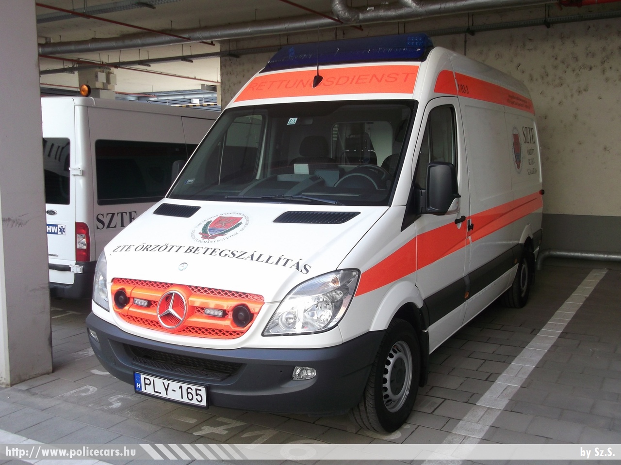 Mercedes-Benz Sprinter II, SZTE Szegedi Tudományegyetem, fotó: Sz.S.
Keywords: mentő mentőautó magyar Magyarország hungarian Hungary ambulance PLY-165