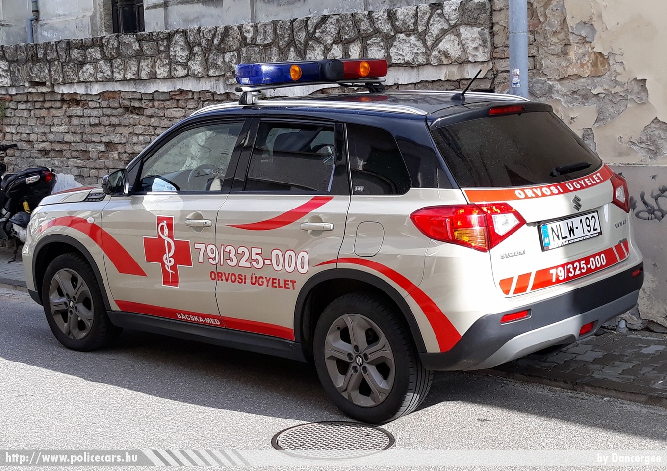 Suzuki Vitara, orvosi ügyelet, Bácska-Med Kft., Baja, fotó: Dancergee
Keywords: mentő mentőautó magyar Magyarország ambulance hungarian Hungary NLW-192