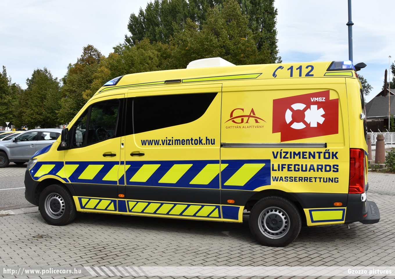 Mercedes Sprinter III, Vízimentõk Magyarországi Szakszolgálata és Önkéntes Tûzoltó Egyesület, fotó: Gzozzo pictures
Keywords: mentő mentőautó magyar Magyarország hungarian Hungary ambulance SBJ-200