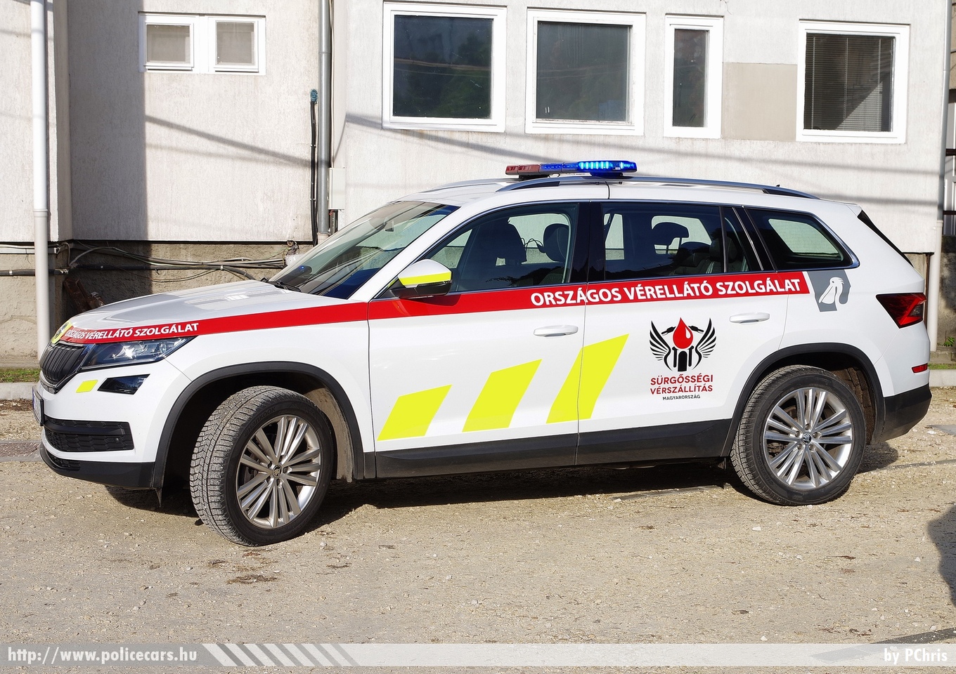 Skoda Kodiaq, Országos Vérellátó Szolgálat, Magyarországi Sürgõsségi Motoros Vérszállító Szolgálat, Vérlovagok, fotó: PChris
Keywords: mentő mentőautó magyar Magyarország ambulance hungarian Hungary PFD-246