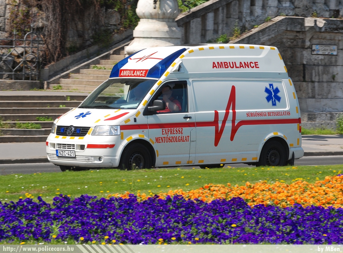Volkswagen Transporter T5, Expressz Mentõszolgálat, fotó: MBen
Keywords: mentő mentőautó magyar Magyarország hungarian Hungary ambulance NZC-421