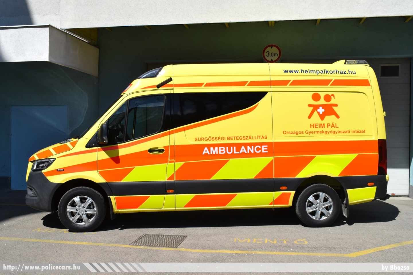 Mercedes Sprinter III Profile, Heim Pál Országos Gyermekgyógyászati Intézet, fotó: Bbazsa
Keywords: mentő mentőautó magyar Magyarország hungarian Hungary ambulance TET-195