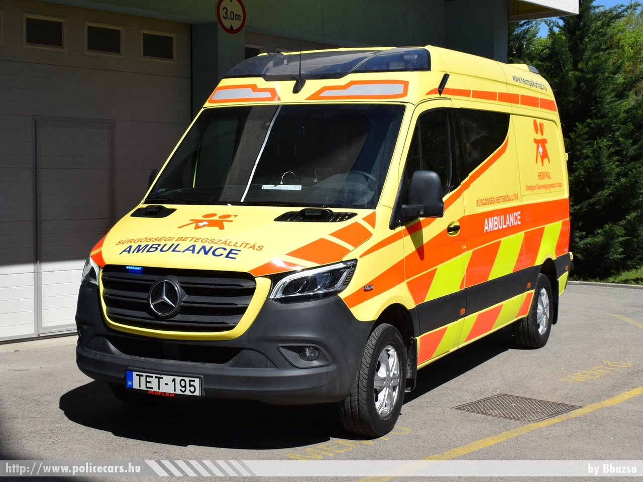Mercedes Sprinter III Profile, Heim Pál Országos Gyermekgyógyászati Intézet, fotó: Bbazsa
Keywords: mentő mentőautó magyar Magyarország hungarian Hungary ambulance TET-195