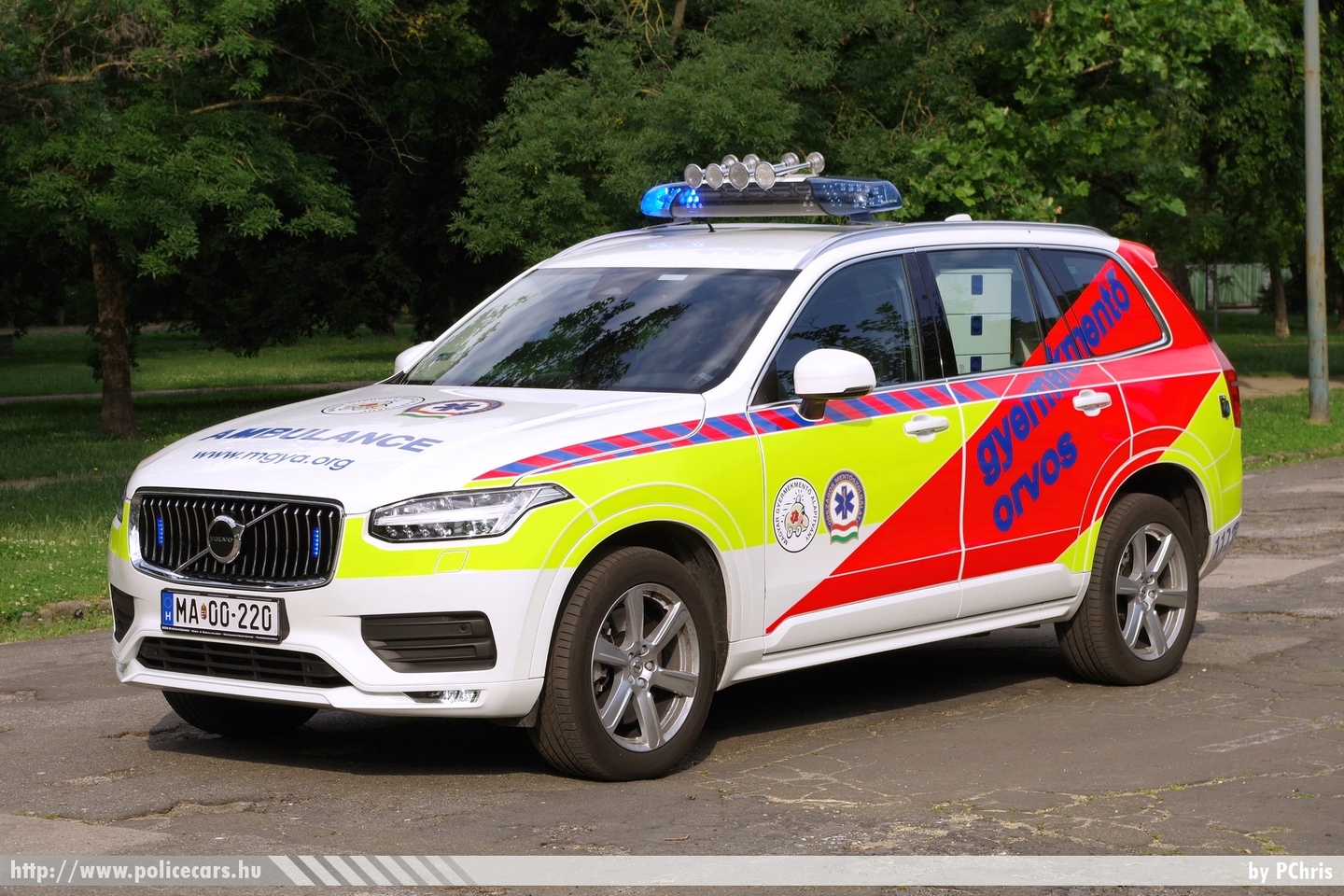 Volvo XC90, Magyar Gyermekmentő Alapítvány, fotó: PChris
Keywords: mentő magyar Magyarország mentőautó ambulance Hungary hungarian MA00-220