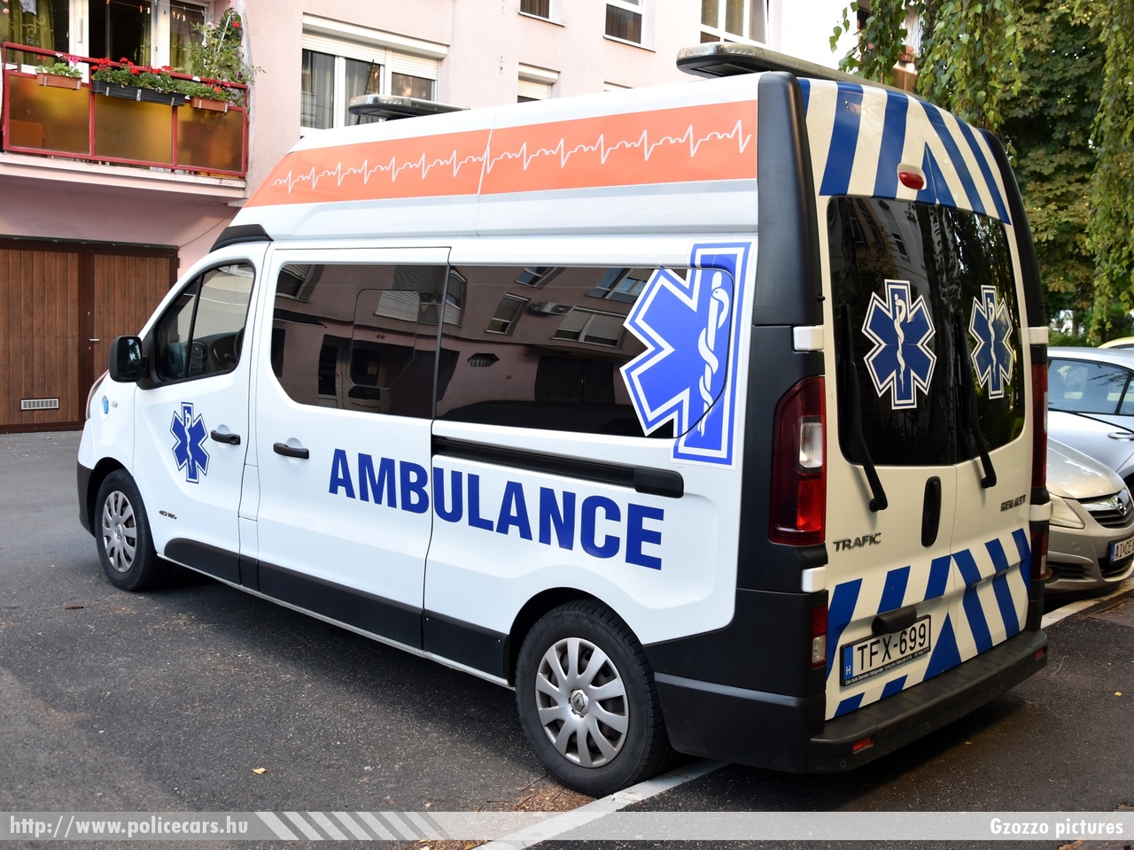 Opel Trafic, Emergency and Paramedic Team, Hollósi és Társai Bt., fotó: Gzozzo pictures
Keywords: mentő mentőautó magyar Magyarország hungarian Hungary ambulance TFX-699