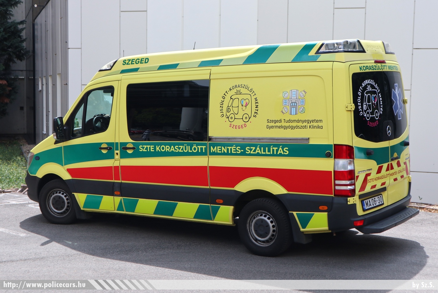 Mercedes Sprinter II facelift, Szegedi Tudományegyetem Gyermekgyógyászati klinika (SZTE), koraszülöttmentés és -szállítás, fotó: Sz.S.
Keywords: mentő mentőautó magyar Magyarország hungarian Hungary ambulance MA06-30