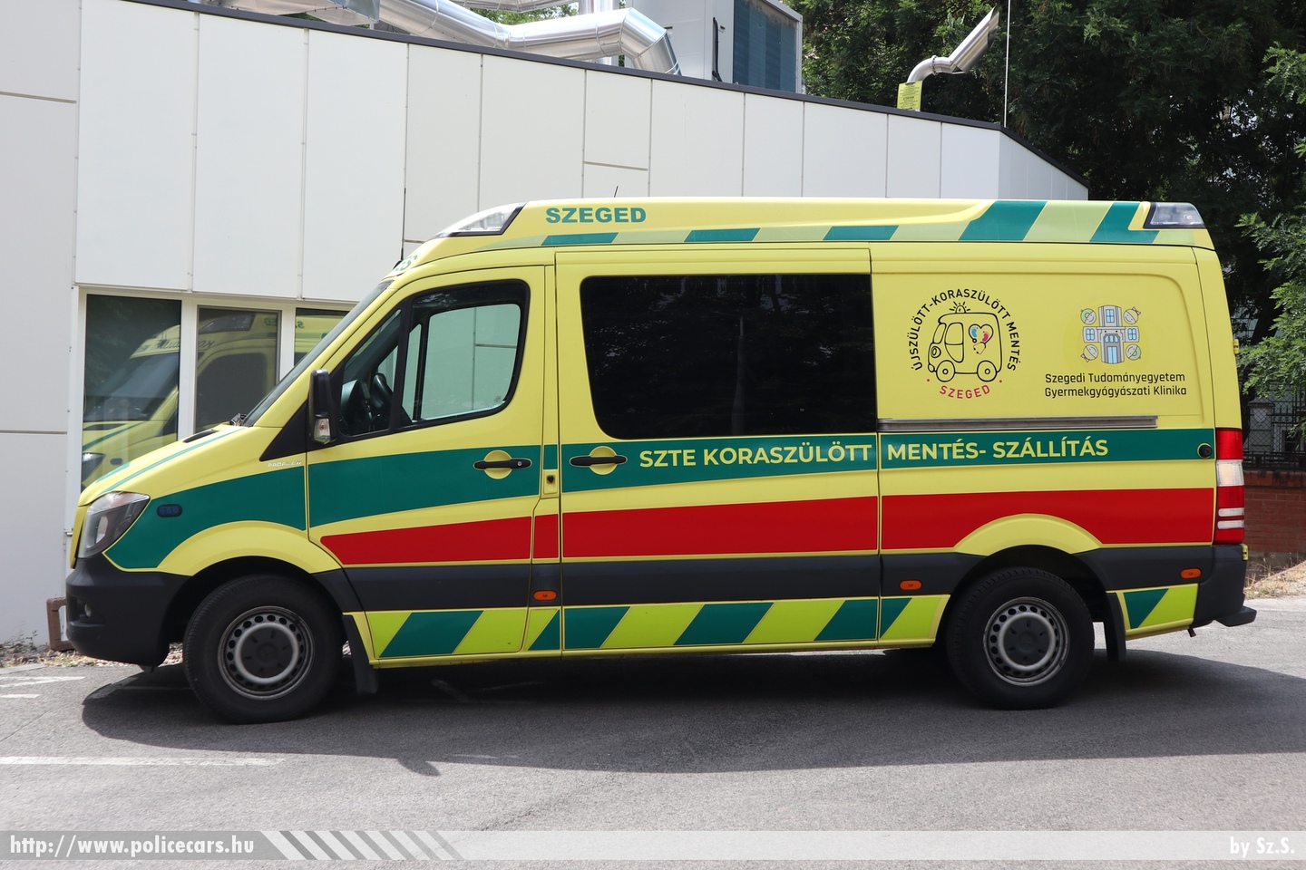 Mercedes Sprinter II facelift, Szegedi Tudományegyetem Gyermekgyógyászati klinika (SZTE), koraszülöttmentés és -szállítás, fotó: Sz.S.
Keywords: mentő mentőautó magyar Magyarország hungarian Hungary ambulance MA06-30