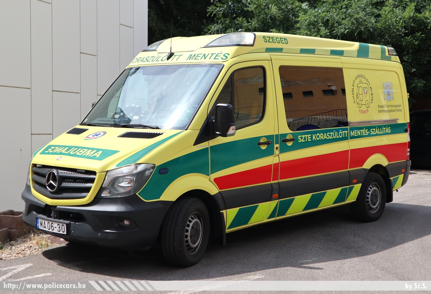 Mercedes Sprinter II facelift, Szegedi Tudományegyetem Gyermekgyógyászati klinika (SZTE), koraszülöttmentés és -szállítás, fotó: Sz.S.
Keywords: mentő mentőautó magyar Magyarország hungarian Hungary ambulance MA06-30
