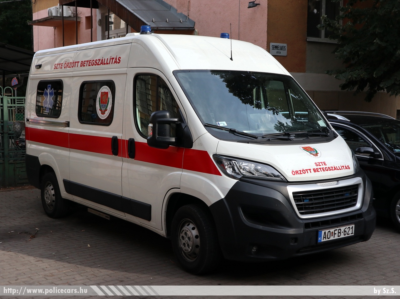 Peugeot Boxer, SZTE Szegedi Tudományegyetem, őrzött betegszállítás, fotó: Sz.S.
Keywords: mentő mentőautó magyar Magyarország hungarian Hungary ambulance AOFB-621