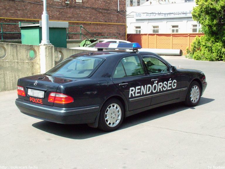 Mercedes E, fotó: Norbee
Keywords: rendőrség rendőr rendőrautó magyar Magyarország hungarian Hungary police policecar