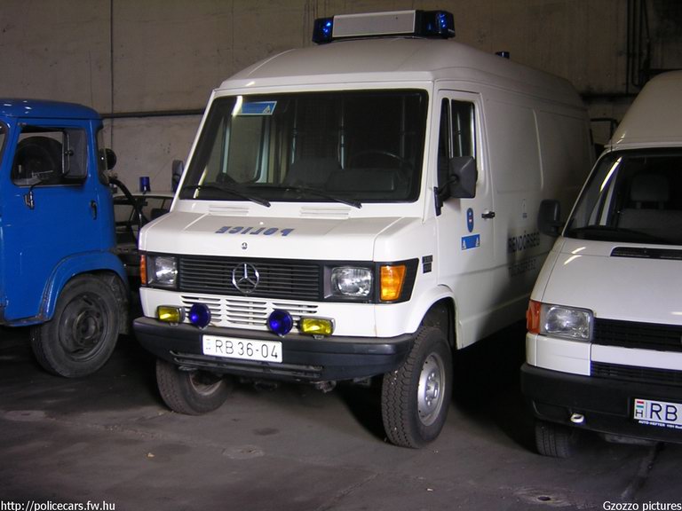 Mercedes, fotó: Gzozzo pictures
Keywords: rendőrség rendőr rendőrautó magyar Magyarország RB36-04 hungarian Hungary police policecar