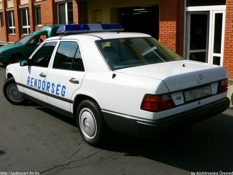 Mercedes E, fotó: Köztársasági Õrezred
Keywords: rendőrség rendőr rendőrautó magyar Magyarország hungarian Hungary police policecar