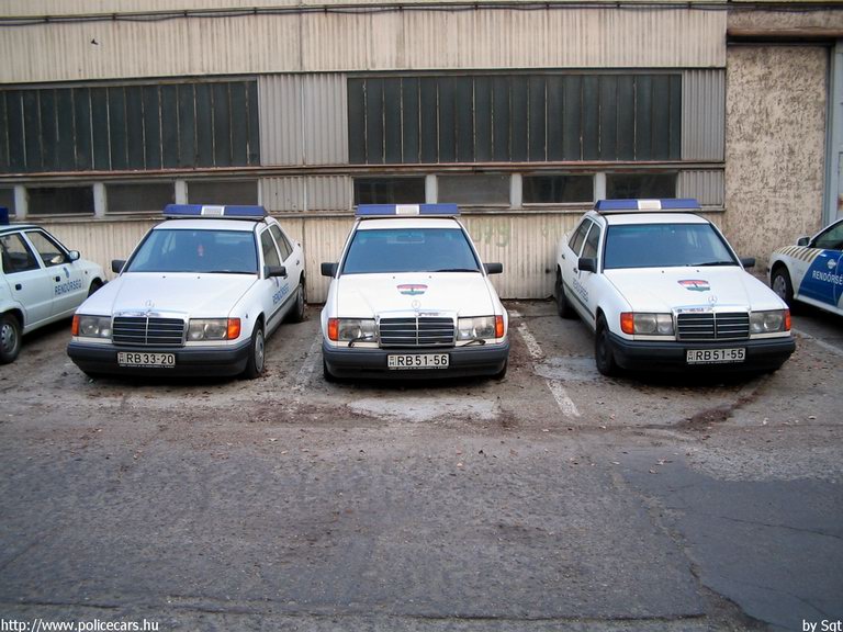 Mercedes E, fotó: Sgt
Keywords: rendőrség rendőr rendőrautó magyar Magyarország RB33-20 RB51-55 RB51-56 hungarian Hungary police policecar
