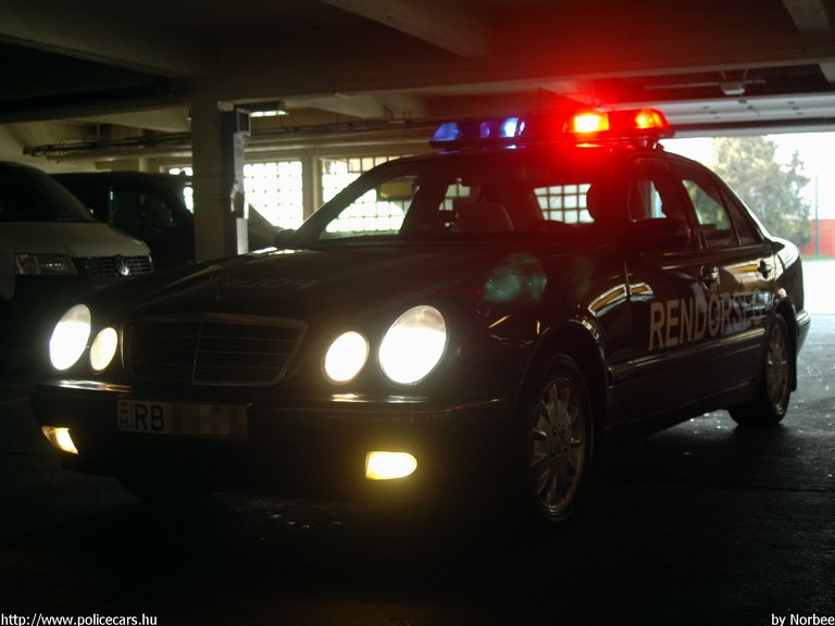 Mercedes E, fotó: Norbee
Keywords: rendőrség rendőr rendőrautó magyar Magyarország hungarian Hungary police policecar
