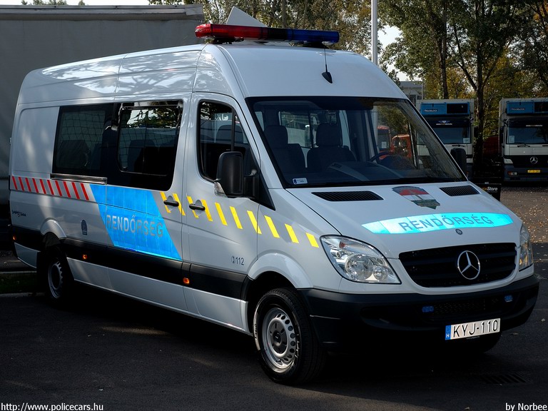 Mercedes Sprinter II, fotó: Norbee
Keywords: rendőrség rendőr rendőrautó magyar Magyarország KYJ-110 hungarian Hungary police policecar