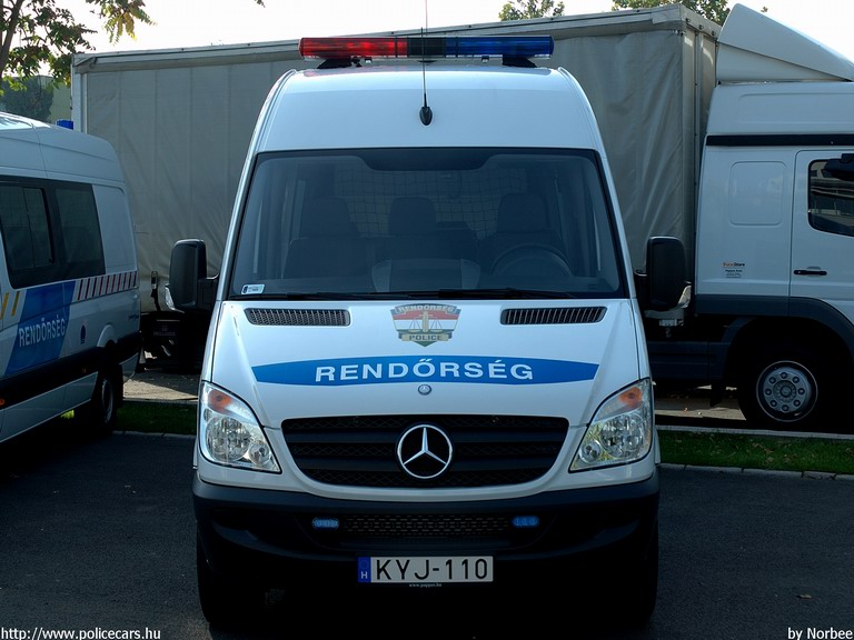 Mercedes Sprinter II, fotó: Norbee
Keywords: rendőrség rendőr rendőrautó magyar Magyarország KYJ-110 hungarian Hungary police policecar