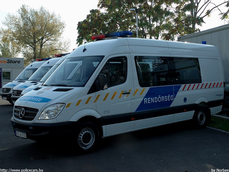 Mercedes Sprinter II, fotó: Norbee
Keywords: rendőrség rendőr rendőrautó magyar Magyarország KYJ-110 hungarian Hungary police policecar
