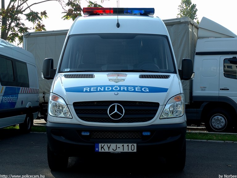 Mercedes Sprinter II, fotó: Norbee
Keywords: rendőrség rendőr rendőrautó magyar Magyarország KYJ-110 hungarian Hungary police policecar