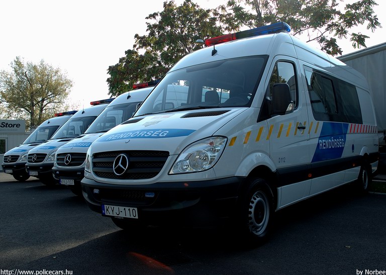 Mercedes Sprinter II, fotó: Norbee
Keywords: rendőrség rendőr rendőrautó magyar Magyarország KYJ-110 KYJ-107 hungarian Hungary police policecar