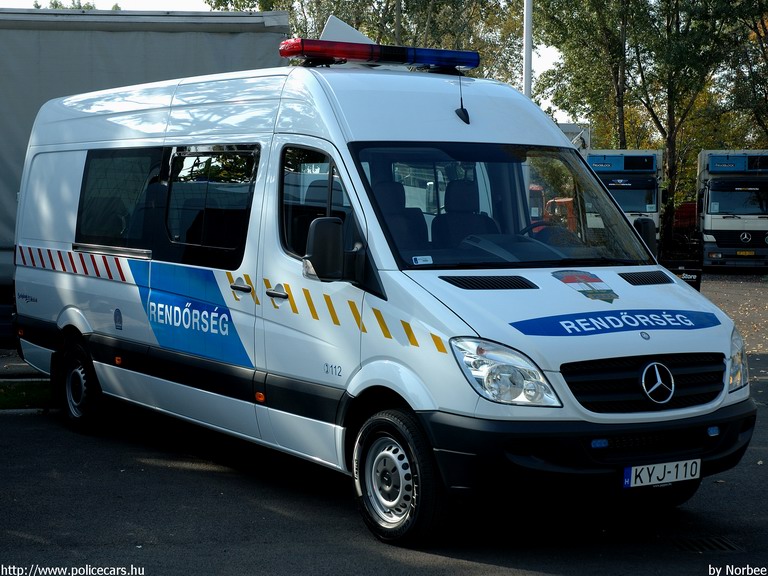 Mercedes Sprinter II, fotó: Norbee
Keywords: rendőrség rendőr rendőrautó magyar Magyarország KYJ-110 hungarian Hungary police policecar