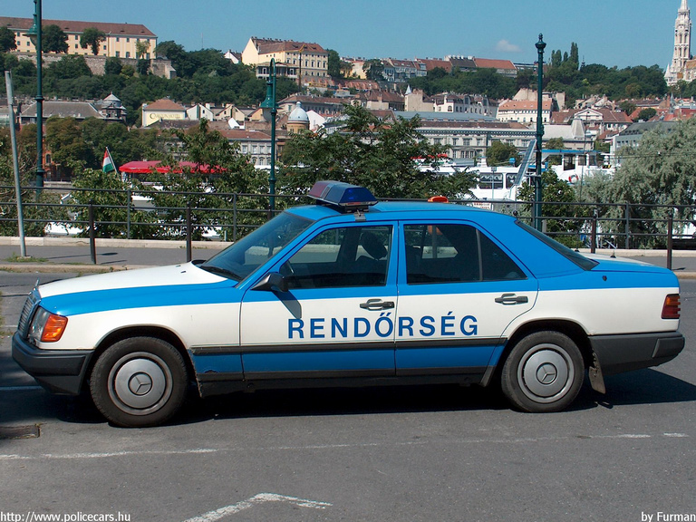 Mercedes E, fotó: Furman
Keywords: rendőrség rendőr rendőrautó magyar Magyarország RB42-12 hungarian Hungary police policecar