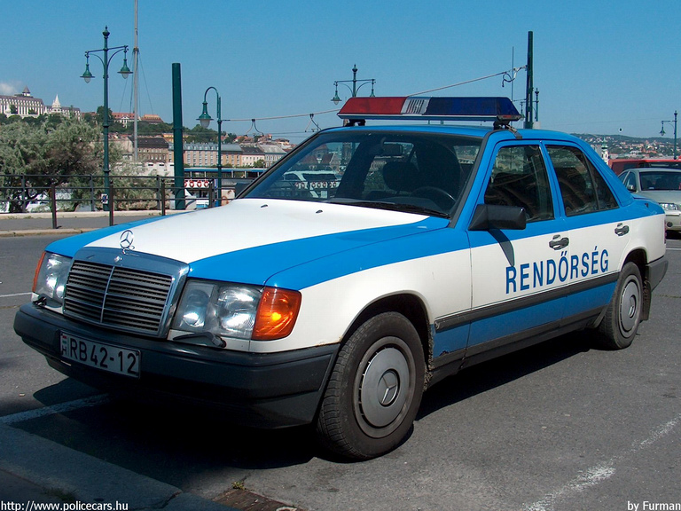 Mercedes E, fotó: Furman
Keywords: rendőrség rendőr rendőrautó magyar Magyarország RB42-12 hungarian Hungary police policecar