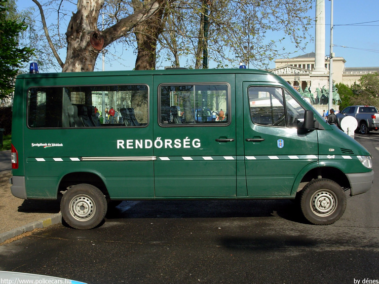 Mercedes Sprinter 313 CDI 4x4, fotó: dénes
Keywords: rendőrség rendőr rendőrautó magyar Magyarország IRT-154 hungarian Hungary police policecar
