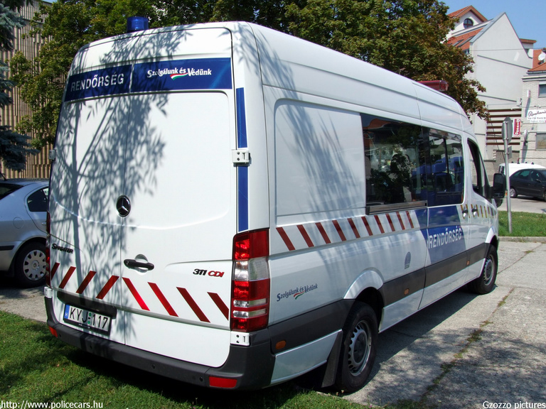 Mercedes Sprinter II, fotó: Gzozzo pictures
Keywords: rendőrség rendőr rendőrautó magyar Magyarország KYJ-117 hungarian Hungary police policecar