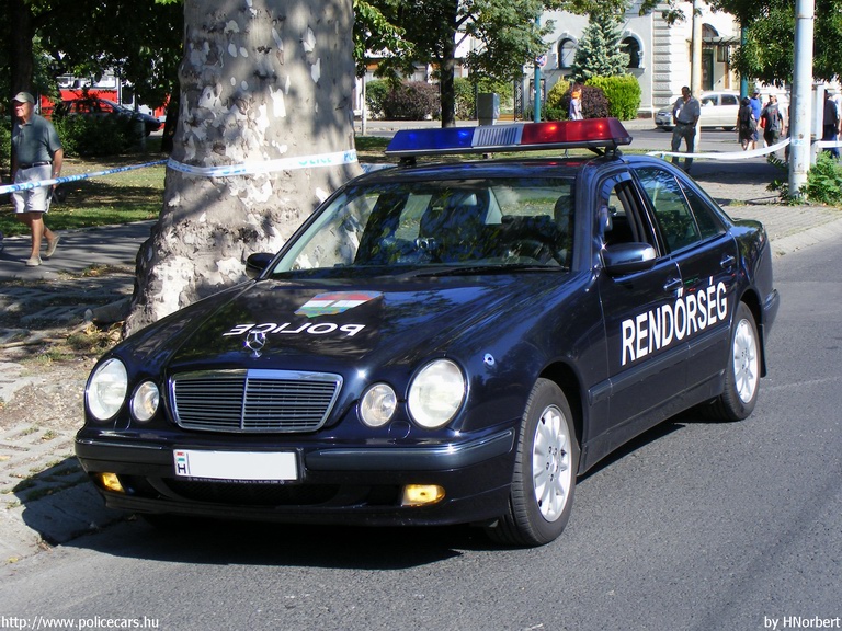 Mercedes E, fotó: HNorbert
Keywords: rendőr rendőrautó rendőrség magyar Magyarország hungarian Hungary police policecar