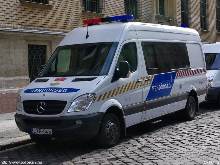 Mercedes-Benz Sprinter II 513 CDI, fotó: PChris
Keywords: rendőr rendőrautó rendőrség magyar Magyarország LXB-045 hungarian Hungary police policecar