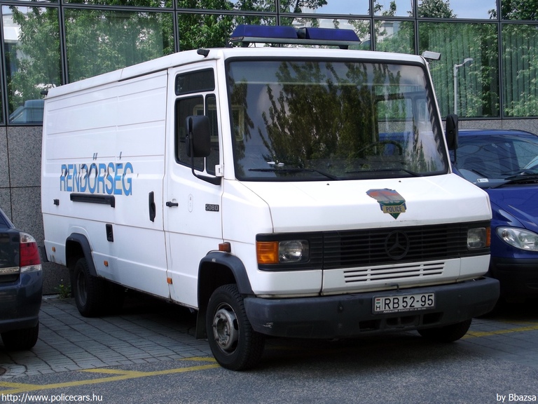 Mercedes-Benz 508D, fotó: Bbazsa
Keywords: rendőr rendőrautó rendőrség magyar Magyarország RB52-95 hungarian Hungary police policecar