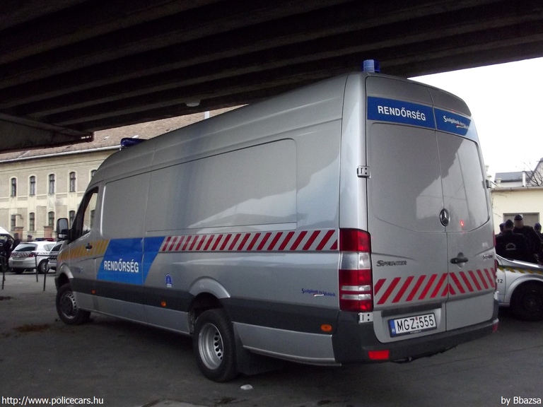 Mercedes-Benz Sprinter II 513 CDI, fotó: Bbazsa
Keywords: rendőr rendőrautó rendőrség magyar Magyarország MGZ-555 hungarian Hungary police policecar