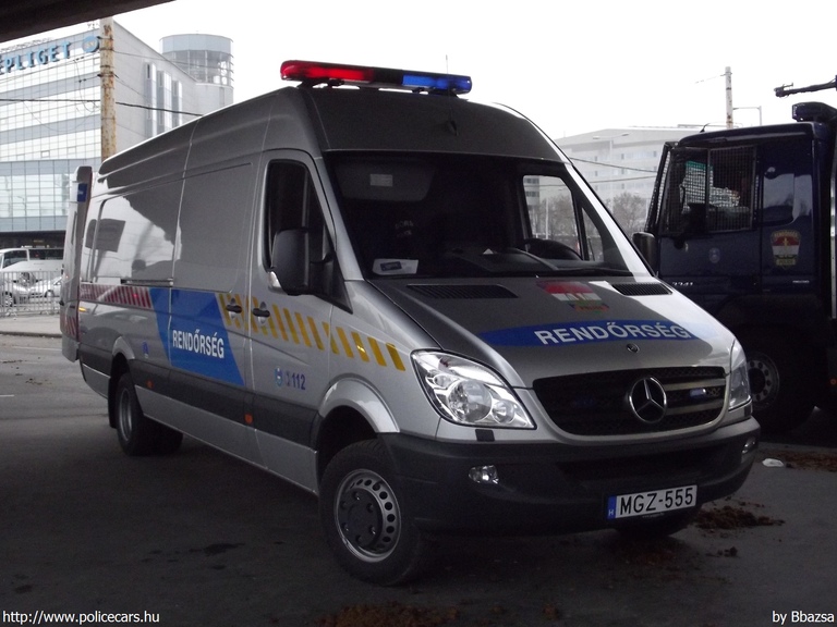 Mercedes-Benz Sprinter II 513 CDI, fotó: Bbazsa
Keywords: rendőr rendőrautó rendőrség magyar Magyarország MGZ-555 hungarian Hungary police policecar
