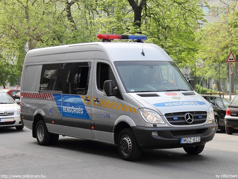 Mercedes-Benz Sprinter II 513 CDI, fotó: HNorbert

Keywords: rendőr rendőrautó rendőrség magyar Magyarország MGZ-623 hungarian Hungary police policecar
