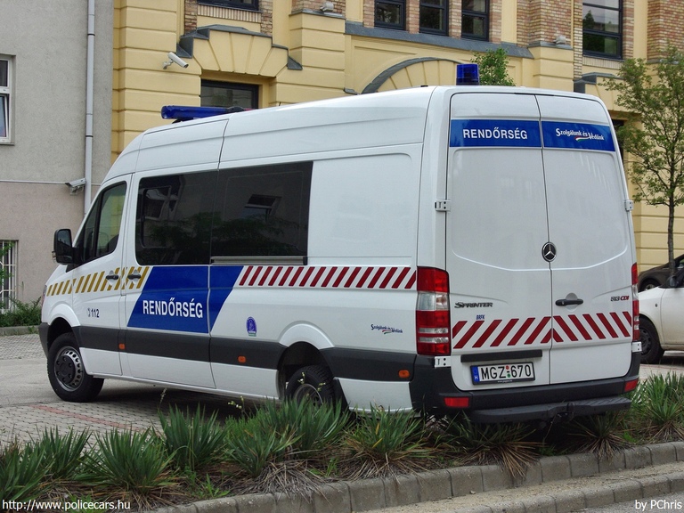 Mercedes-Benz Sprinter II 513 CDI, fotó: PChris
Keywords: rendőr rendőrautó rendőrség magyar Magyarország MGZ-670 hungarian Hungary police policecar